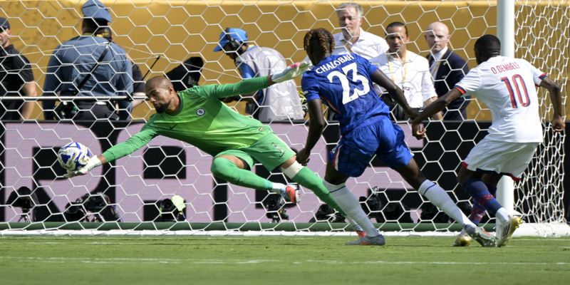 Thủ thành Chelsea có phản xạ nhạy bén